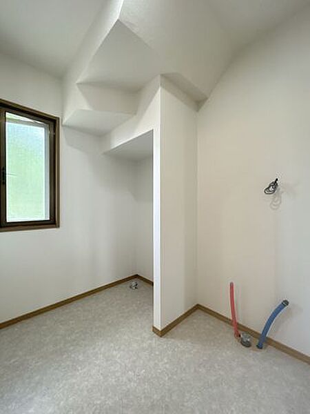 【リフォーム済】洗面所になります。天井と壁はクロスを張り替え、床はクッションフロアを貼ります。照明は交換いたします。