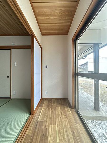 【リフォーム済】1階広縁になります。広縁は、屋外と和室との間に空間をつくり、夏は暑い日差しを遮り、冬は室内の暖かい空気を外に逃がしにくくしてくれます。