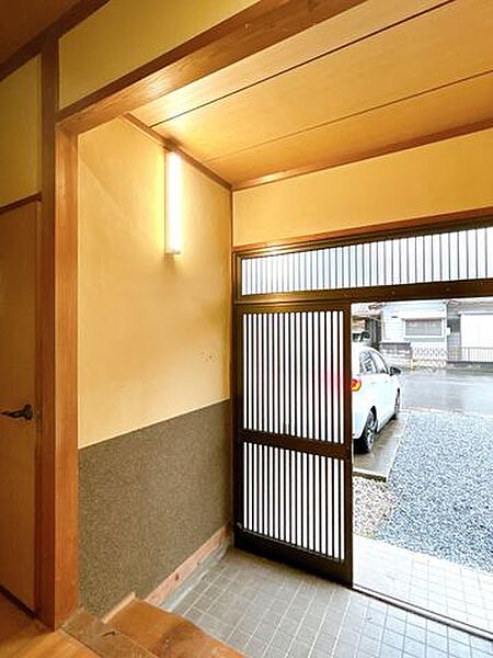 【リフォーム中】玄関内部です。床はクリーニングする予定です。壁天井はクロスを張り替える予定です。照明は交換いたします。玄関東側にはシューズボックスを新設予定です。