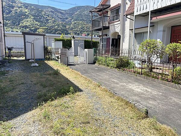 【リフォーム中】駐車場写真です。幅員は約2.4ｍあります。門扉を撤去することで奥まで車を乗り入れできるように整備します。