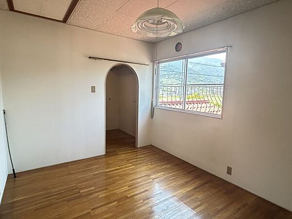 【リフォーム中】2階北側6帖洋室です。ウォークインクローゼットがあり、お部屋を広く活用することができます。天井と壁のクロスを張り替え、床はクッションフロアを重ね張りする予定です。