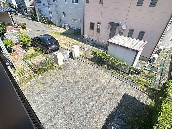 【リフォーム中】ベランダからみたお庭です。門扉を撤去して車を置くまで入れ込むことができるようになります。縦列2台駐車が可能になります。