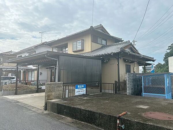 【リフォーム済】外観写真です。隣地に防火水槽があります。