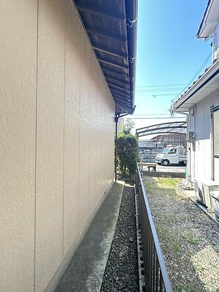 【リフォーム済】西側外観です。前所有者様にて外壁の塗装を行っております。クリーニングを行いました。