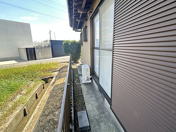 【リフォーム済】物件北側外観です。クリーニングを行い、雨漏り確認を行いました。