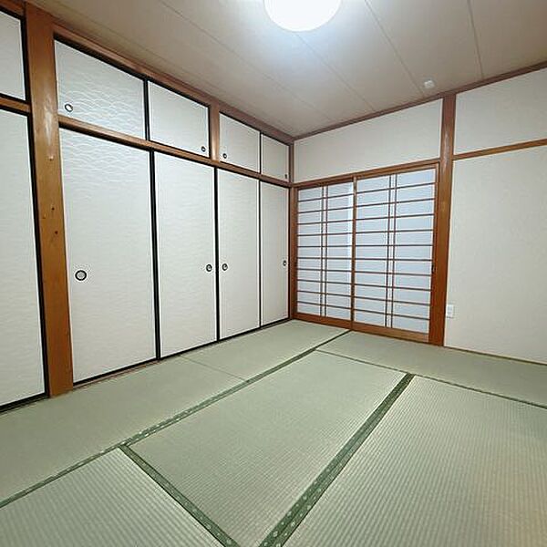 【リフォーム済】1階北側6帖和室です。天井と壁はクロスを張り替え、畳は表替えを行いました。障子、襖も貼り換えを行いました。