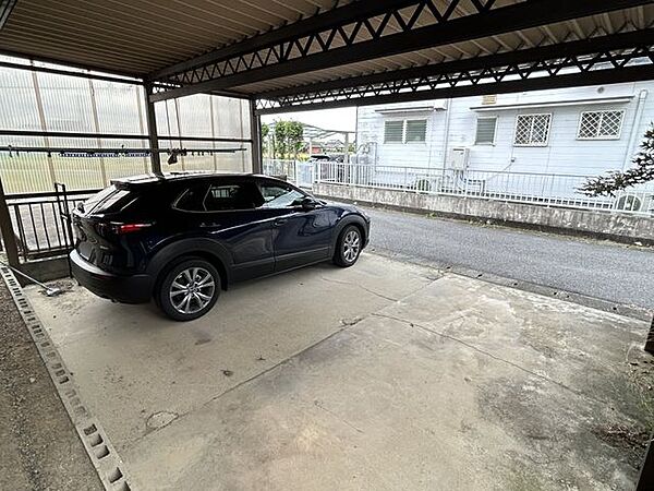 【リフォーム済】駐車場別アングルです。普通車2台が並列で駐車できます。お車の順番を考えなくてもよいので、ありがたい仕様です。