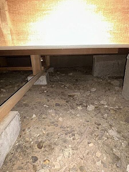 中古住宅の3大リスクである、雨漏り、主要構造部分の欠陥や腐食、給排水管の漏水や故障を2年間保証します。その前提で床下まで確認の上でリフォームし、シロアリの被害調査と防除工事を行いました。