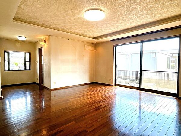 【リフォーム済】LDKです。照明の球を一部交換いたします。壁天井はクリーニングを行いました。南側の大きな掃き出し窓からは、日がよく入ります。