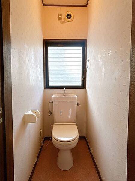 【リフォーム済】1階トイレです。クリーニングを行いました。