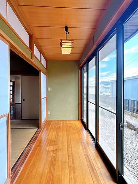 【リフォーム済】縁側です。障子は貼り換えを行いました。床はクリーニングを行いました。