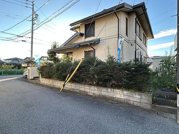 【現況】外観です。玄関等を樹木で目隠しすることができます。通りの方から見られる心配もございません。