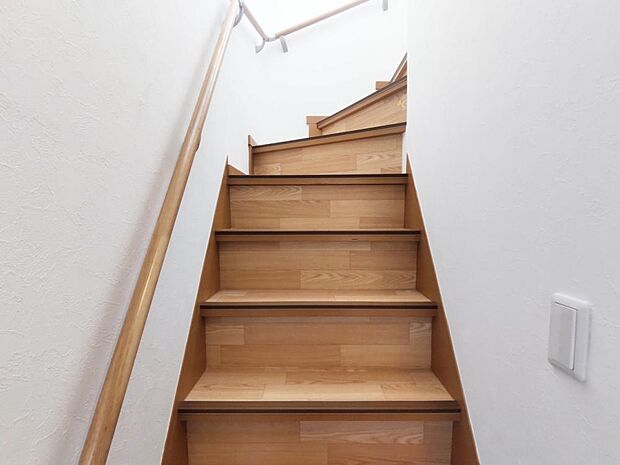 【リフォーム済】階段　お子さまやご高齢の方に配慮して、新品の手すりを設置しました。事故の起こりやすい階段の昇降を、より安全にできるように最大限配慮しています。