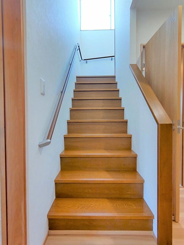 【リフォーム済】  2階に続く階段です。 お子様やご高齢の方に配慮して、新品の手すりを設置しました。 事故の起こりやすい階段の昇降を、より安全にできるように最大限配慮しています。？？