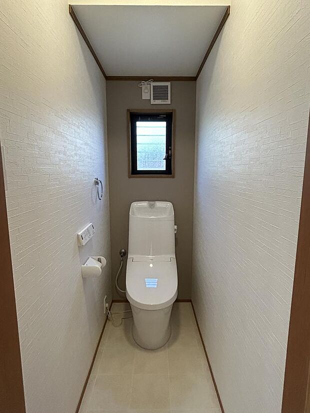【リフォーム済】トイレ　温水洗浄便座トイレに新品交換しました。壁・天井のクロス、床のクッションフロアを張り替えました。