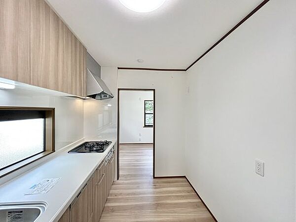 【リフォーム済】キッチン（別角度）キッチンの後ろには調理家電を置けるようにコンセントを増設しました。