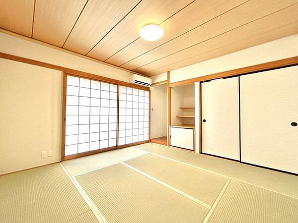【リフォーム済】1階南側約8帖和室　畳表替え、クロス張替えしました。
