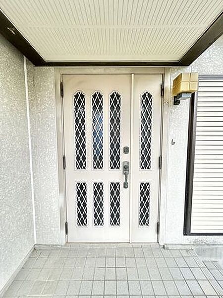 【リフォーム販売】玄関（外観）　玄関ドアは塗装と鍵交換を行う予定です。