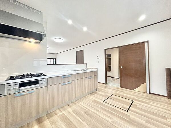 【リフォーム販売】LDK約18.5帖（別角度）　LDKは天井と壁のクロス張替え、床フロアタイル重ね張り、照明交換、キッチン交換等を行う予定です。