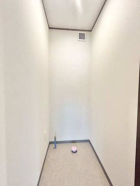 【リフォーム販売】トイレ　トイレは天井と壁のクロス張替え、床クッションフロア張替え、建具交換、便器交換、換気扇設置等を行う予定です。
