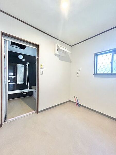 【リフォーム販売】洗面室　洗面室は1坪サイズの大きさへ拡張する予定です。天井と壁のクロス張替え、床クッションフロア張替え、建具交換等を行う予定です。
