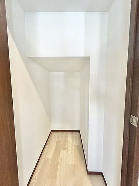【リフォーム販売】1階廊下収納→トイレ　トイレは天井と壁のクロス張替え、床クッションフロア張替え、建具交換、便器交換、換気扇設置等を行う予定です。