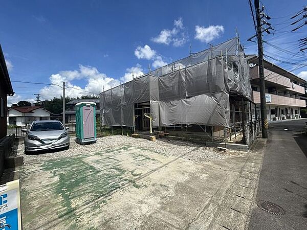 【リフォーム販売】現地外観　外壁塗装予定で、建物廻りは防草シートと砂利敷きを行う予定です。