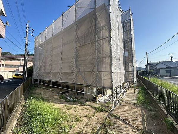 【リフォーム販売】現地外観（別角度）　外壁塗装予定で、建物廻りは防草シートと砂利敷きを行う予定です。　