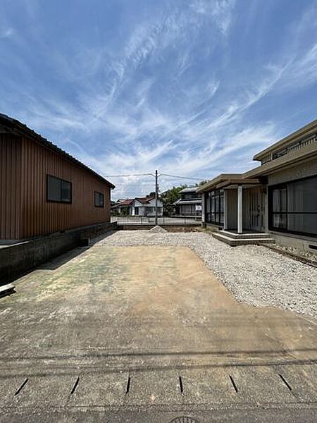【リフォーム販売】駐車場　駐車場は拡張工事により、縦並列4台駐車可能となる予定です。
