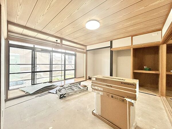 【リフォーム販売】1階南西側和室約8帖　和室は天井クリーニング、壁クロス張替え、畳表替え、ふすま・障子張替え、照明交換等を行う予定です。