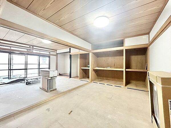 【リフォーム販売】1階北西側和室約6帖　和室は天井クリーニング、壁クロス張替え、畳表替え、ふすま・障子張替え、照明交換等を行う予定です。