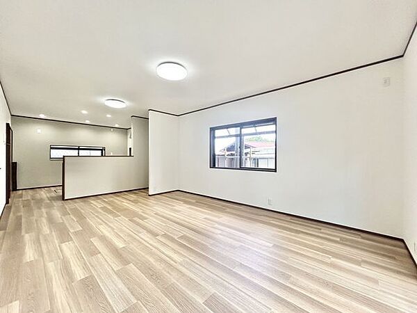 【リフォーム販売】LDK約18.5帖（別角度）　LDKは天井と壁のクロス張替え、床フロアタイル重ね張り、照明交換、キッチン交換等を行う予定です。