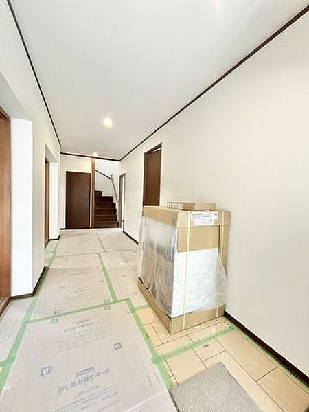 【リフォーム販売】1階廊下　廊下は天井と壁のクロス張替え、床クリーニング、照明交換を行う予定です。