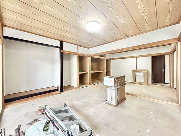 【リフォーム販売】1階南西側和室約8帖（別角度）　和室は天井クリーニング、壁クロス張替え、畳表替え、ふすま・障子張替え、照明交換等を行う予定です。