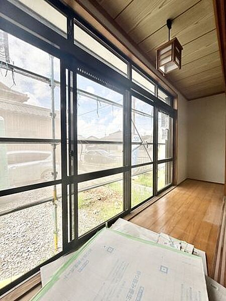 【リフォーム販売】縁側　縁側は天井クリーニング、壁クロス張替え、床フロアタイル重ね張り、照明電球交換等を行う予定です。