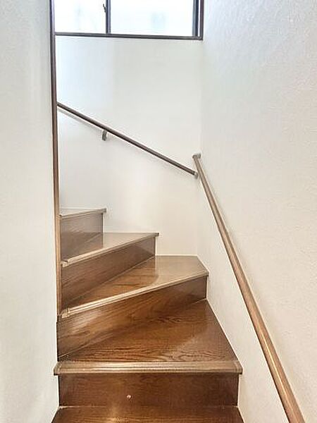 【リフォーム販売】階段　階段は手すりと踏み面をクリーニングし、ノンスリップは交換予定です。