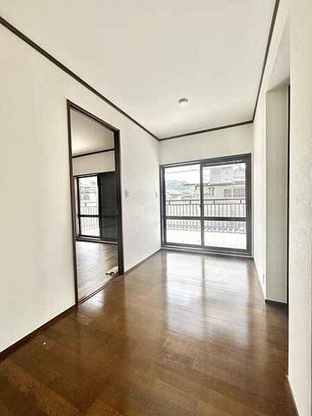 【リフォーム販売】2階廊下　廊下は天井と壁のクロス張替え、床クリーニング、照明交換を行う予定です。
