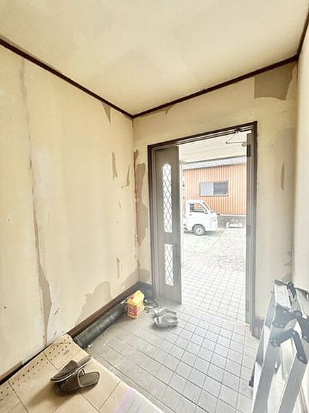 【リフォーム販売】玄関（内観）　玄関は天井と壁のクロス張替え、床クリーニング、照明交換、シューズボックス交換を行う予定です。