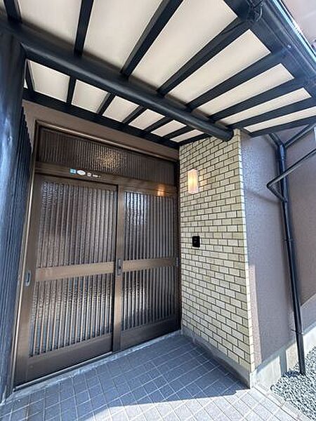 【リフォーム済】玄関（外観）　玄関はクリーニング、鍵交換、照明交換等を行いました。