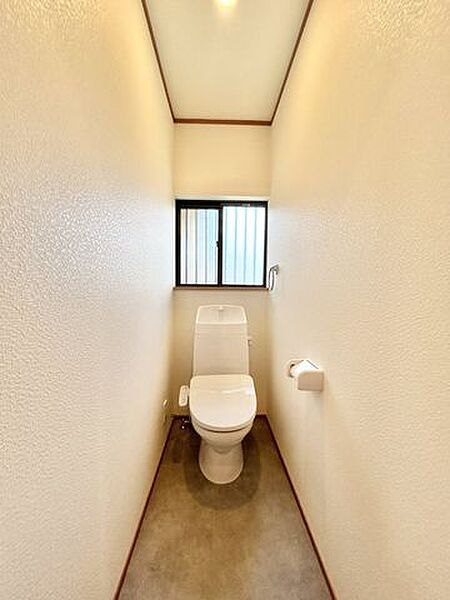 【リフォーム済】トイレ　トイレは便器交換、床はクッションフロア張替え、天井と壁はクロス張替えを行いました。