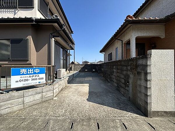 【リフォーム済】駐車場　駐車場は後ろの庭を解体し、縦列2台に拡張しました。