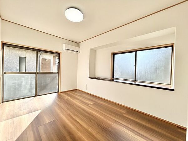 【リフォーム済】1階南西側洋室約6帖　床フローリング重ね張り、天井と壁はクロス交換、建具交換等を行いました。
