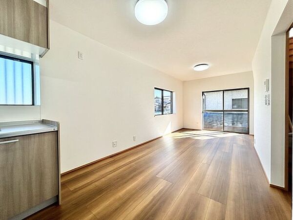 【リフォーム済】LDK約13.5帖　LDKは床フローリング重ね張り、天井と壁はクロス交換、建具交換等を行いました。