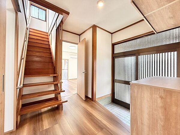【リフォーム済】1階廊下　床フローリング重ね張り、天井と壁はクロス交換、建具交換等を行いました。