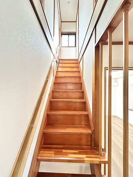 【リフォーム済】階段　階段はクリーニングし、手すりは新品交換を行いました。