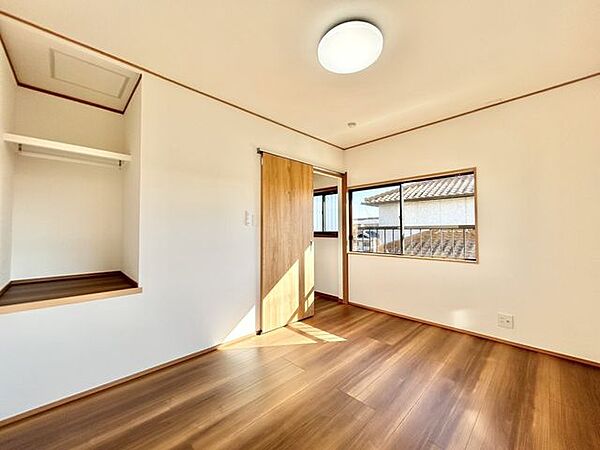 【リフォーム済】2階西側洋室約6帖　床はフローリング重ね張り、天井と壁はクロス交換、建具交換等を行いました。