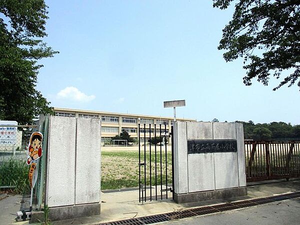 ファミリーマート津小森店 【周辺環境】高茶屋小学校まで約355ｍ 350m
