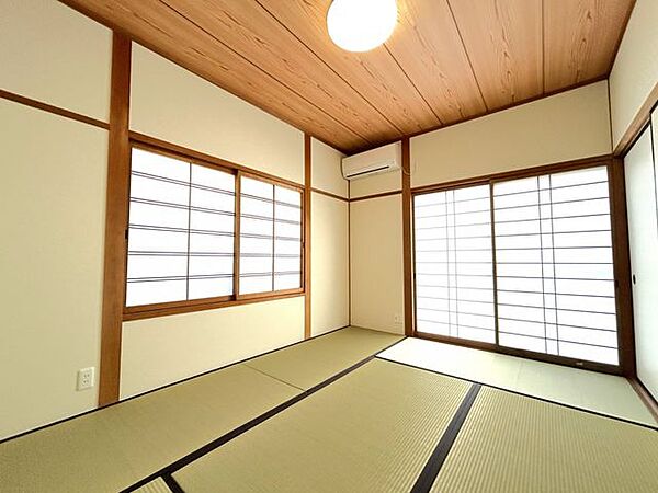 【リフォーム済】1階南側約6帖和室　クロス張替え、畳表替えしました。
