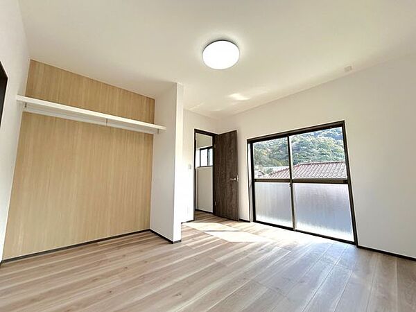 【リフォーム済】2階西側約8帖洋室　フロア重ね張り、クロス張替えを行いました。
