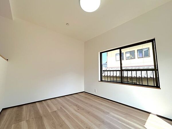 【リフォーム済】2階東側約6帖和室から洋室に変更しました。